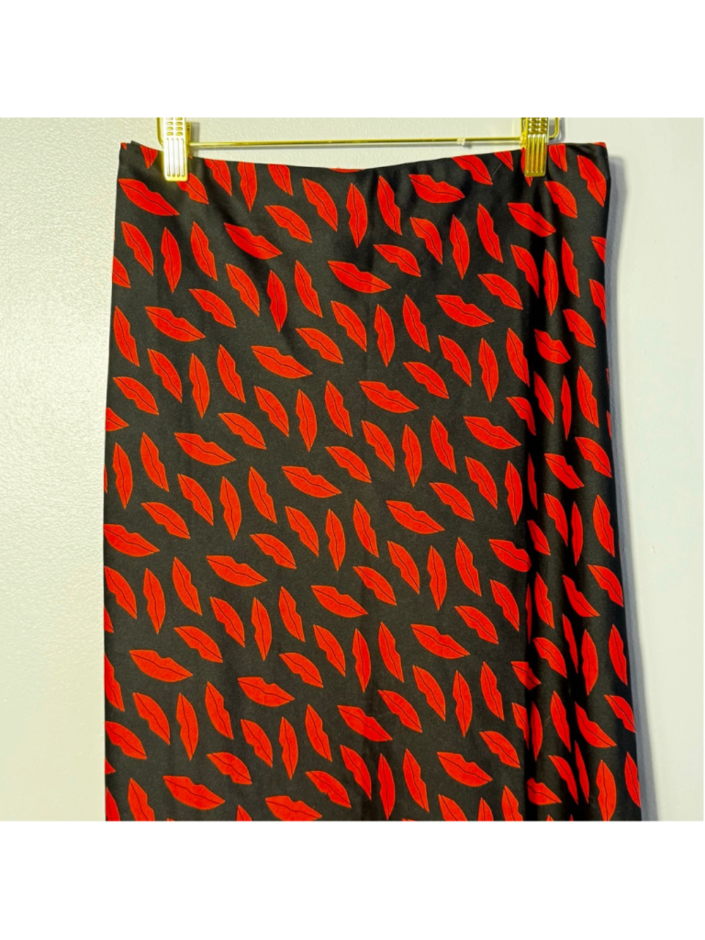 Size L Women's Ann Taylor Factory Black Red Lips Satin Elastic Waist Midi Skirt - Picture 2 of 7
